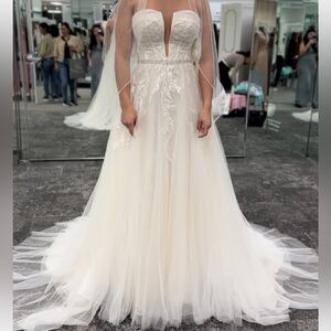 I am selling my beautiful wedding dress.